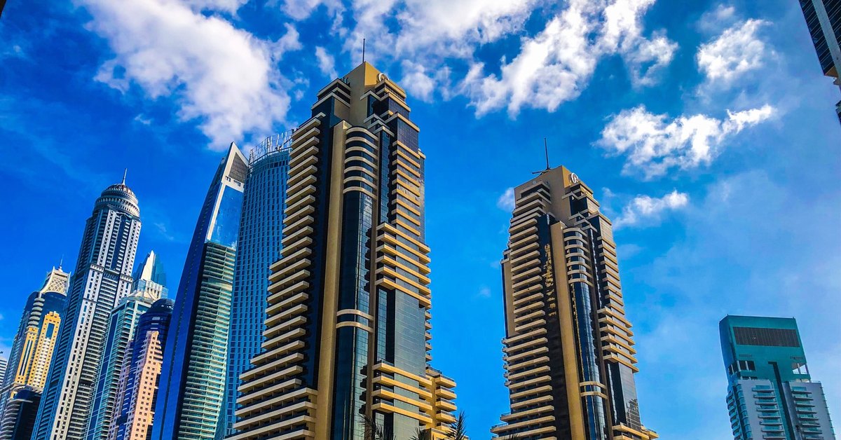 Дубай небоскребы. Небоскребы Дубая. Солнечный Дубай небоскребы. Дубаи фото небоскребы Дубай. Многоэтажки город Солнечный Дубай.