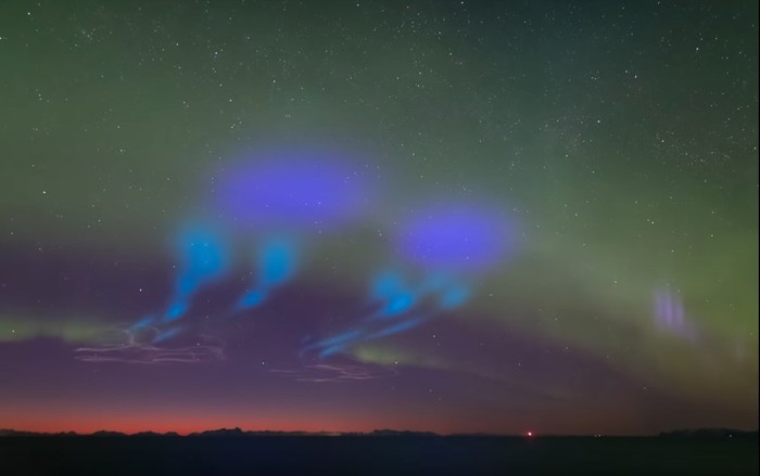 Two NASA rockets dropped colored dyes into the northern lights - NASA, Polar Lights, Experiment, Azure, Atmosphere, news, Video, Longpost
