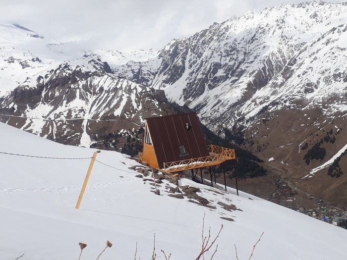 Lonely house looks at Elbrus - My, The mountains, Landscape