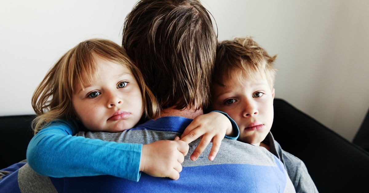 Родители обнимают ребенка. Мальчики обнимаются с мальчиками. Папа в семье. Мама и папа обнимают ребенка. Дети, лишенные родительских прав.