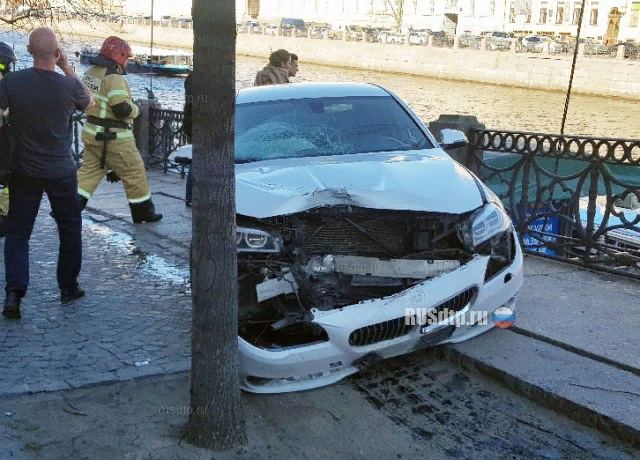 A reckless driver on someone else's BMW knocked people down on the sidewalk in the center of St. Petersburg - Road accident, Saint Petersburg, Sidewalk, Pilots, On red, A pedestrian, Video, Longpost, Negative