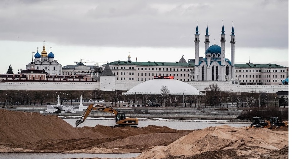 Поиски казань. Раскопки в Казанском Кремле. Раскопки в Казани. Кремль с Кировской дамбы. Фото раскопок Казанского Кремля.