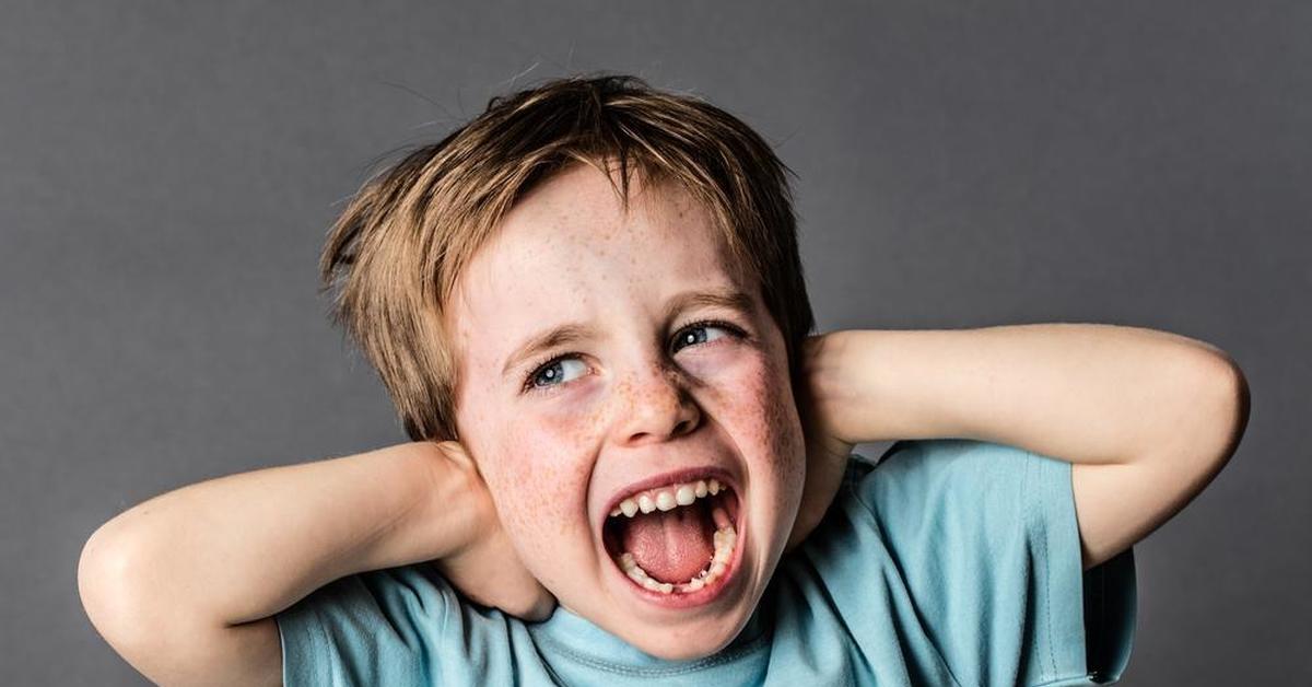 Дети очень агрессивны. Ребенок в гневе. Истерика у ребенка. Неврозы у детей. Мальчик злится.