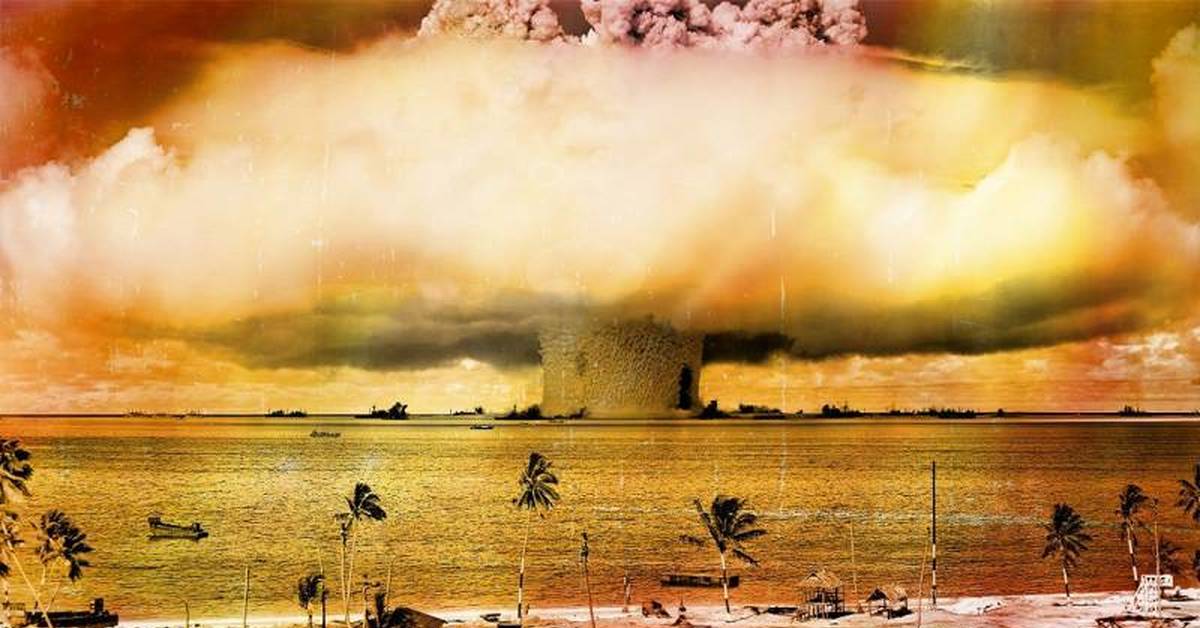 Nuclear testing. Атолл бикини ядерные испытания. Ядерный взрыв Атолл бикини. Атолла бикини испытания ядерного оружия. Атолл бикини острова атомная бомба.