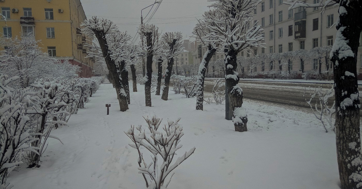 Красноярск в декабре. Первый снег в Красноярске. Осень в Красноярске снег. Снег набережная Красноярск. Зимний Красноярск 2011.