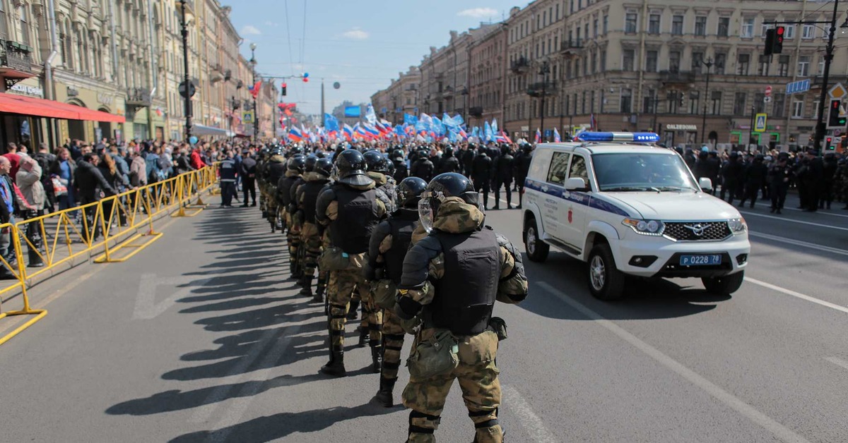 Почему много полиции. Задержания в СПБ 1 мая 2019. Разгон демонстрации в Петербурге 1 мая 2019. Оцепление. Полицейская колонна.