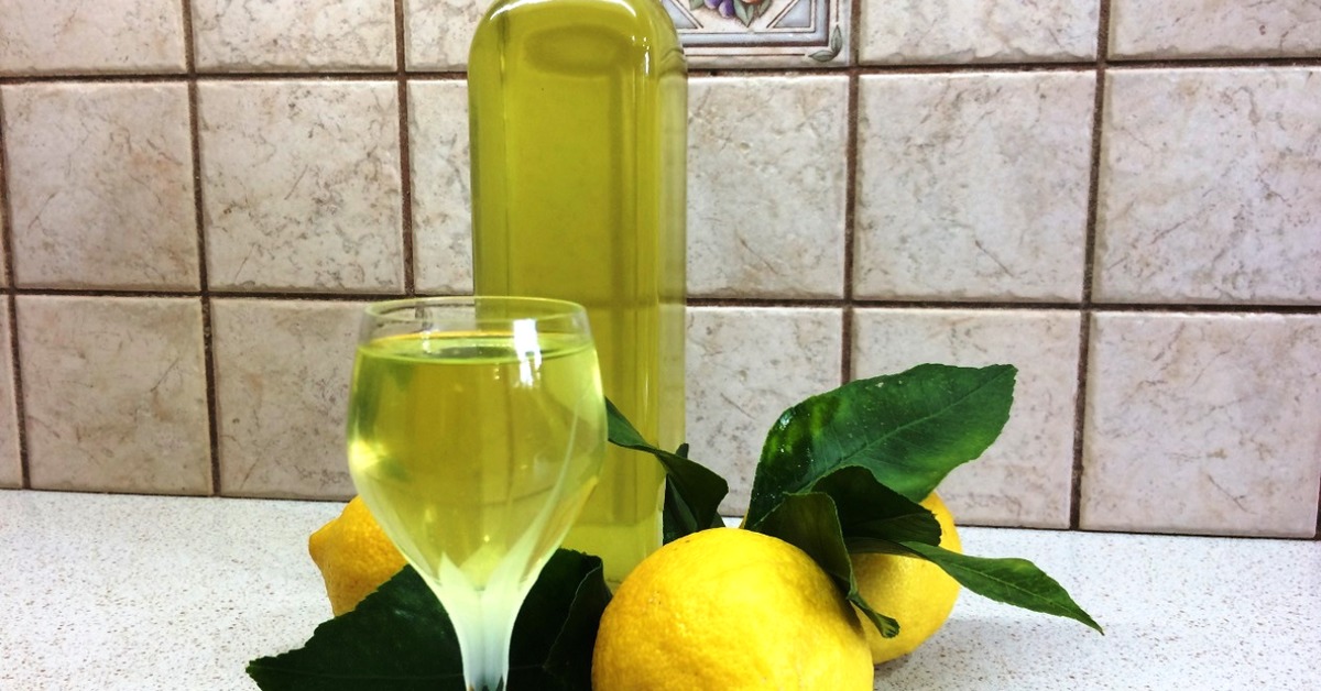 Как приготовить лимончелло в домашних. Лимончелло ликер. Лимонный ликёр Limoncello. Лимончелло итальянская. Лимончелло фото.