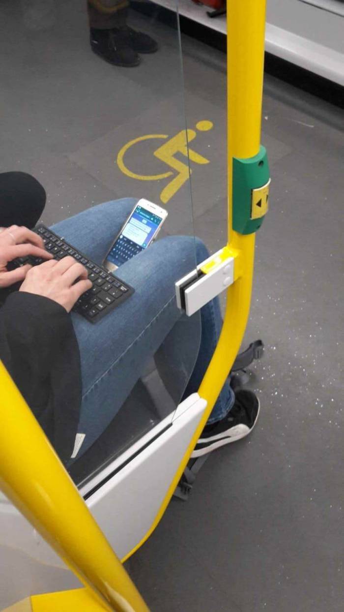 Maybe it's convenient, but somehow scary for his mobile phone - Mobile phones, Keyboard, Public transport, The photo