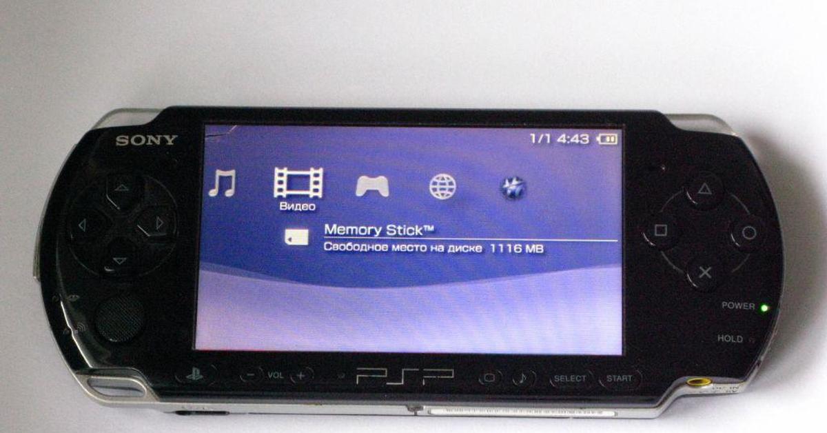 Psp plus. Сони ПСП 3008. Sony портативная приставка. Экран PSP. Новый экран PSP.