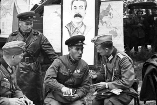 Let's smoke, comrade one at a time... - The Second World War, To be remembered, Brest, 1939