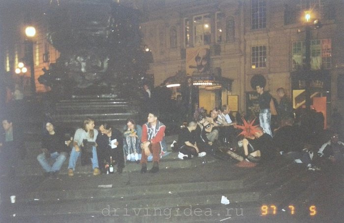 Punks in Piccadilly Circus - My, London, Piccadilly, Punks, Eros, The statue, Moscow, The photo, Туристы, Longpost, Sculpture