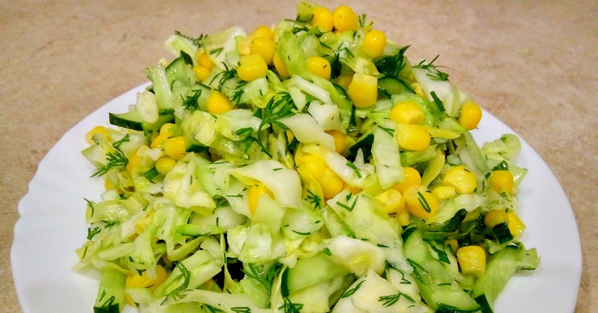 Салат из свежей кукурузы рецепт. Салат с кукурузой и огурцом. Салат из капусты и кукурузы. Салат зелень кукуруза. Салат из белокочанной капусты с кукурузой консервированной.