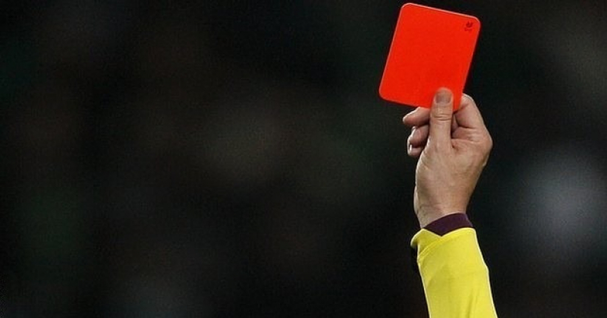 Желтая и красная карта. Красная карточка в футболе. Красная карточка в футбе. Красная футбольная карточка. Карточки в футболе.