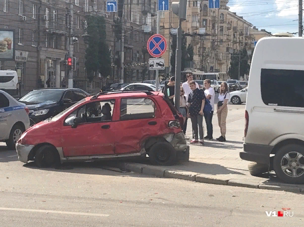 Отличное начало водительской карьеры - ДТП, Поворот, Слепой водитель, Зеркало заднего вида, Видео, Длиннопост, Волгоград