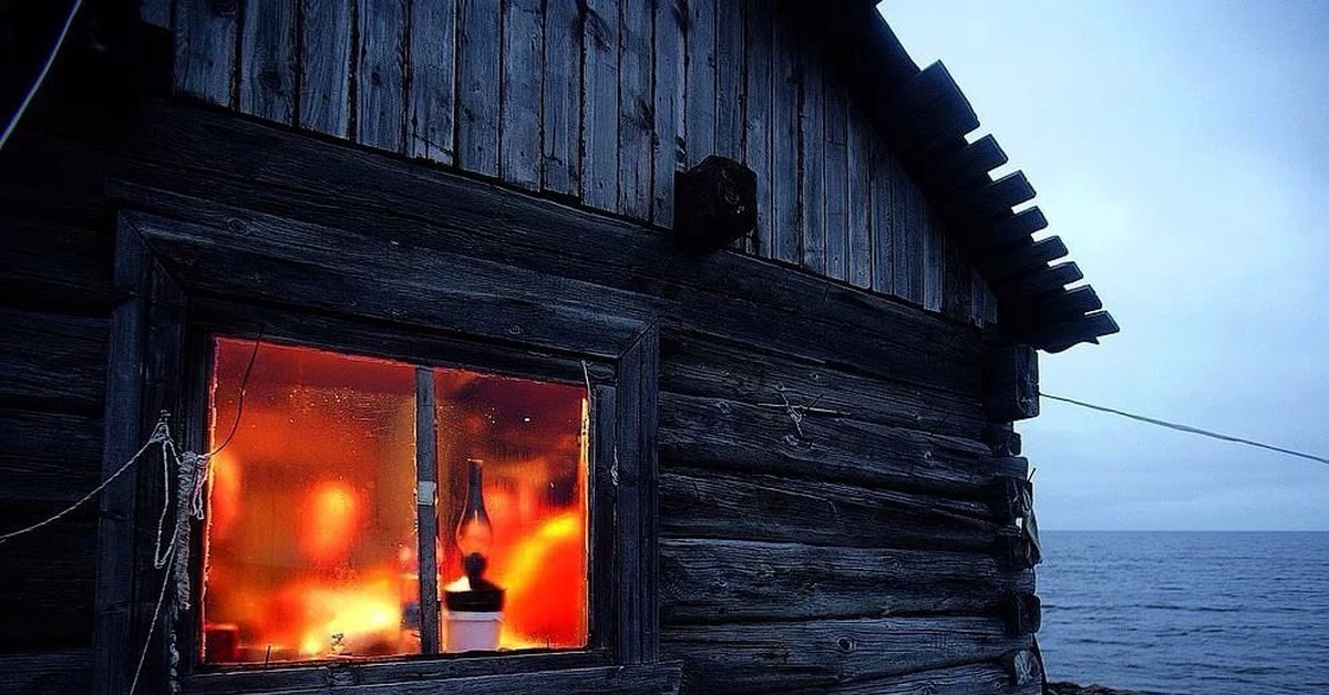 Изба начаться. Свет в окне избы. Деревенский дом ночью. Изба ночью. Избушка с горящими окнами.