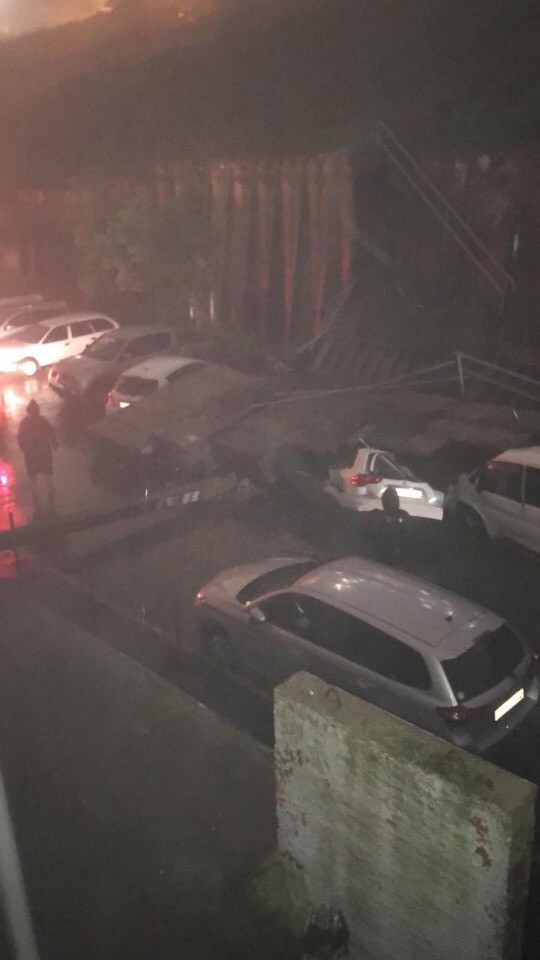 Retaining wall in one of the courtyards of Vladivostok collapsed on cars - Vladivostok, Wall, Longpost, Collapse, Negative