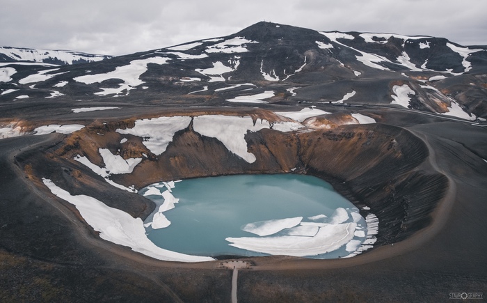 Селфи на фоне кратера вулкана Исландия, Квадрокоптер, DJI, Dji Mavic Air, Вулкан, Кратер, Озеро, Селфи, Вулкан Крабла (Крафла)