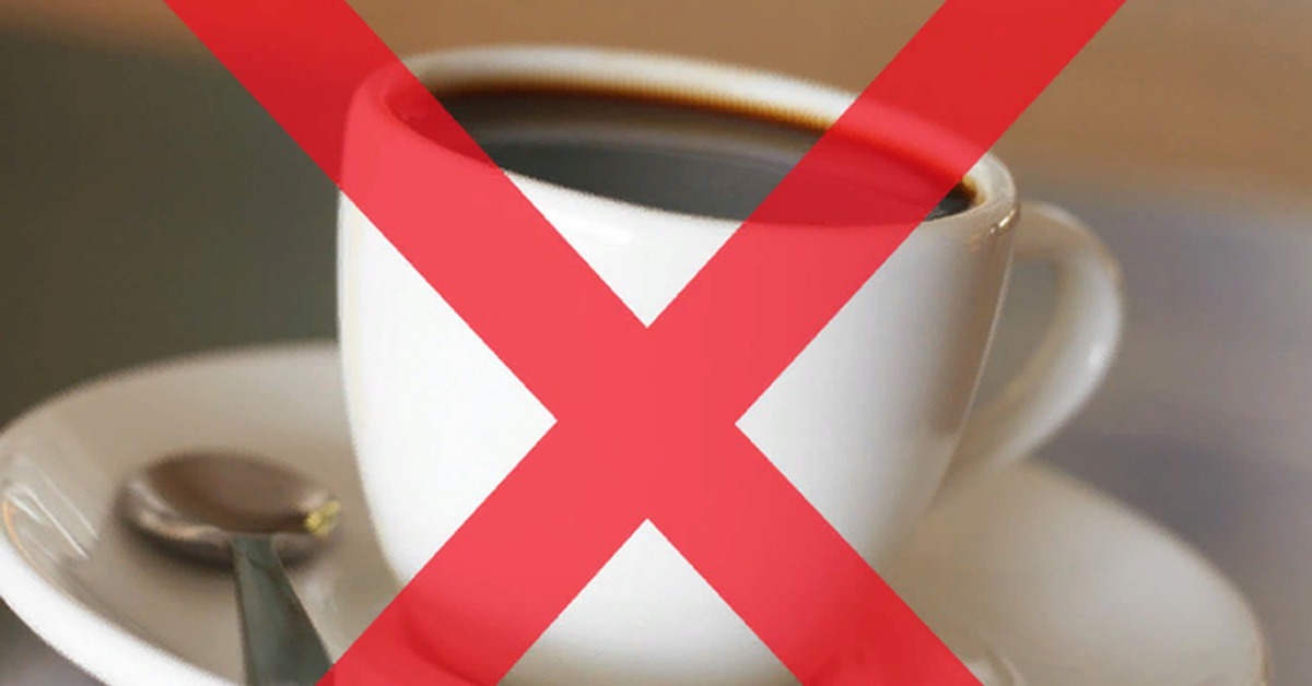 Отказ от кофеина. Запрет кофе. Перечеркнутая чашка кофе. Кофе запрещено. Откажитесь от кофе.