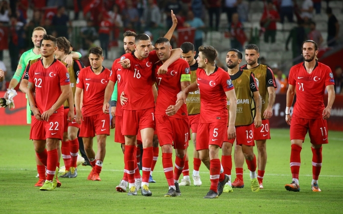 The Turkish national team was kept at the border for 3 hours, and the captain was slipped a brush instead of a microphone. - Turkey, Iceland, The border, Football, Microphone