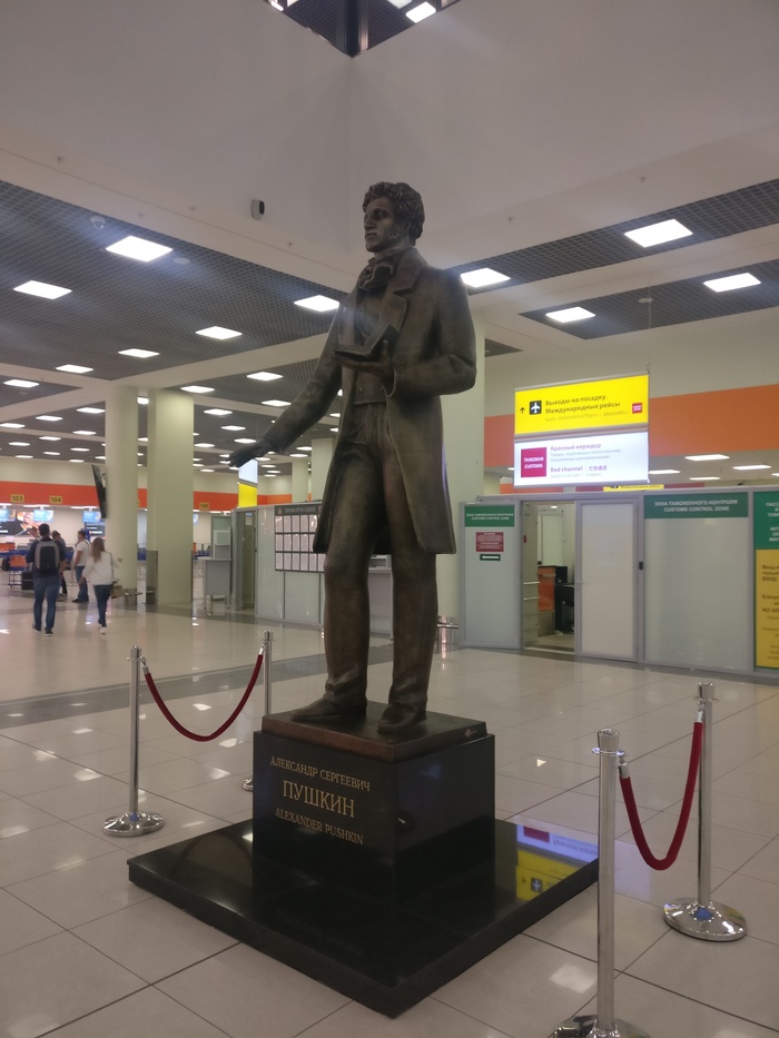 Аэропорт шереметьево имени пушкина. Аэропорт пушкина москва. Памятник на аэропорте шереметьево. Аэропорт пушкина москва. Пушкина.