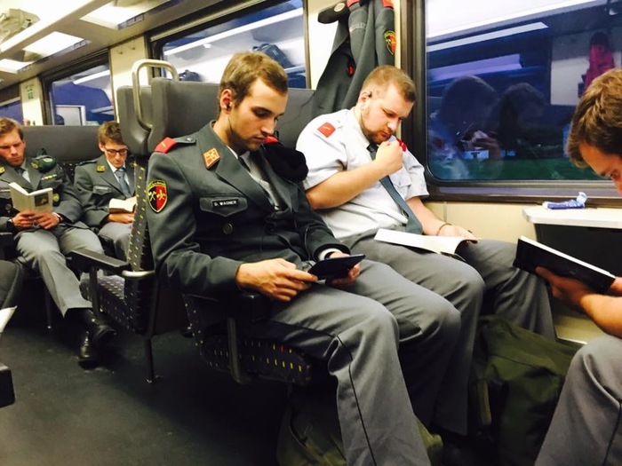 Швейцарские армейцы едут в часть