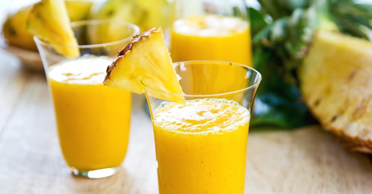 Mango juice. Ананасовый фраппе. Ананас манго смузи. Смузи манго маракуйя. Сок ананас и манго.