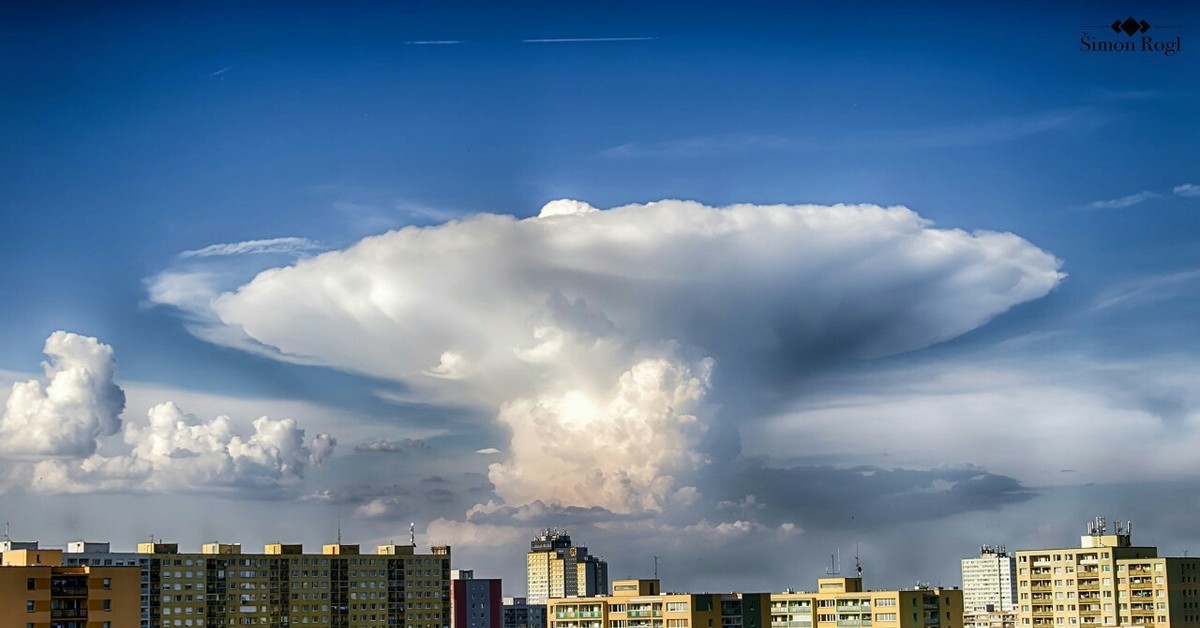 Облако над хошимином. Кучево-дождевые (cumulonimbus). Облака кумулонимбус. Кучево-дождевые облака. Кучево дождевые облака облака.