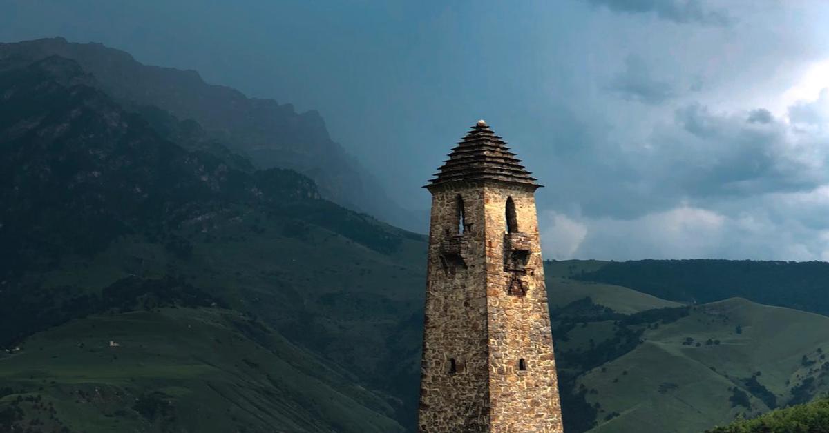 Страна башен. Храм Тхаба-Ерды. Горная Ингушетия экскурсия. Храм в Ингушетии в горах. Храм святилище часовня Ингушетии.