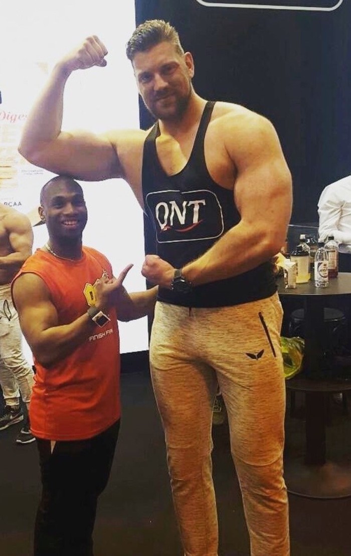 У вас есть подставка для огромных рук?