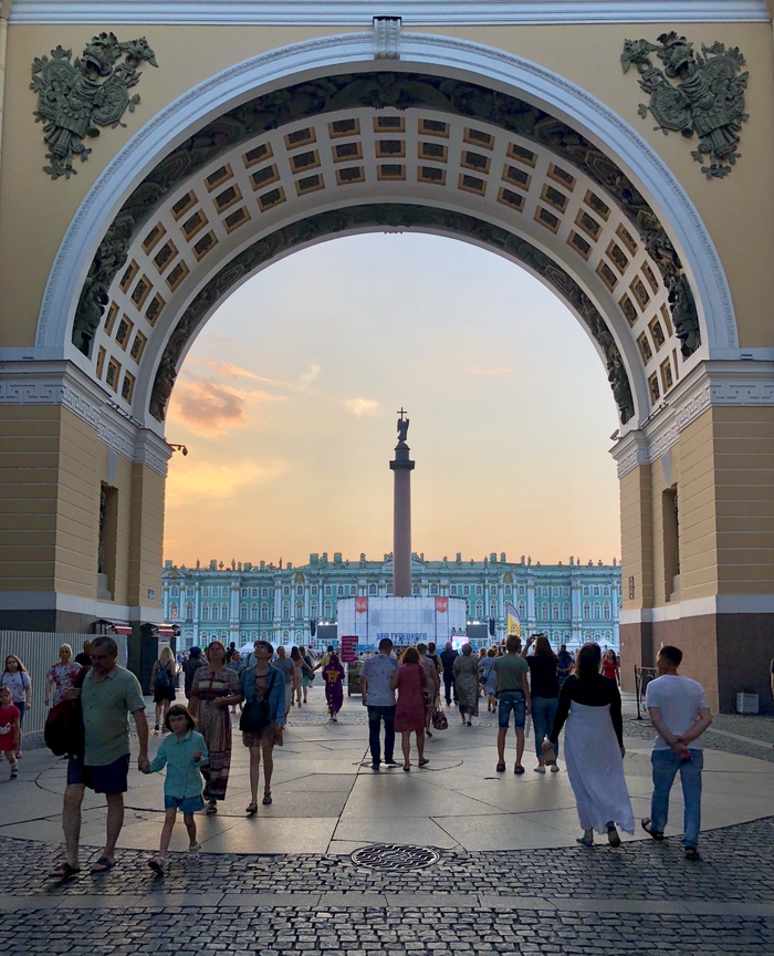 Площадь арки. Дворцовая площадь арка. Арка на Дворцовой площади в Санкт-Петербурге название. Garaga Дворцовая площадь. Красивые дворцовые арки.