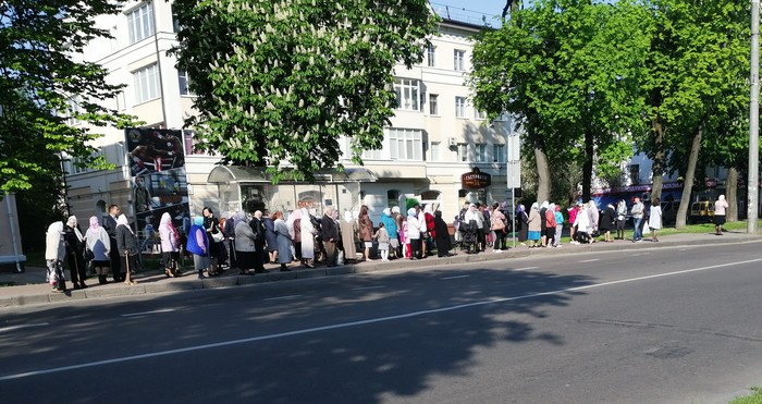 По пенсионному можно? - Маршрутка, Бабки в автобусе, Моё, Автобусная остановка, Удостоверение