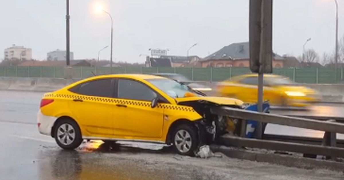 Такси после 22 апреля 2024. Авария такси Солярис Москва.