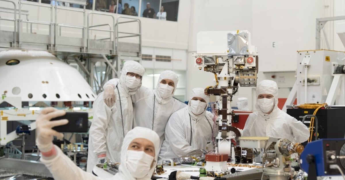 Mars engineering. Mars station art. Nasa лаборатория. Инженер наса остин рош фото. Лаборатория реактивного движения наса.