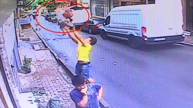 In Turkey, a 17-year-old boy caught a girl who had fallen from a window. - Turkey, Girl, The fall, Window, , GIF