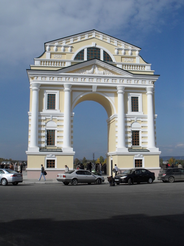 What is in the Moscow Gates in Irkutsk? - Irkutsk, Moskovskiye Vorota, Question