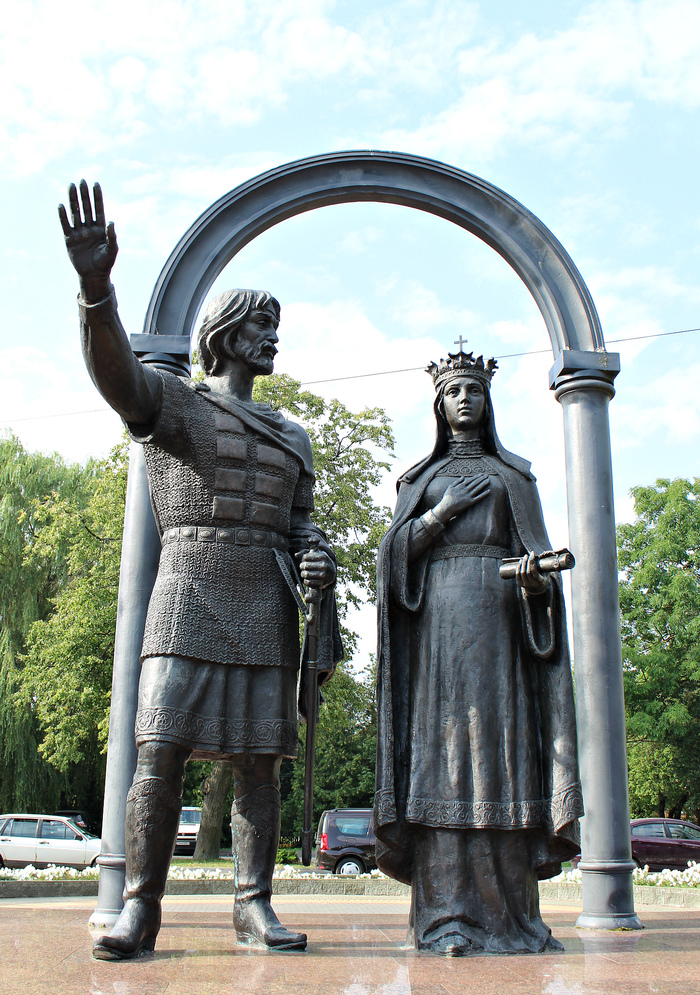 The monument to the founders of the city of Kobrin looks like a typical married couple who started repairs... - My, Repair, Republic of Belarus, Monument