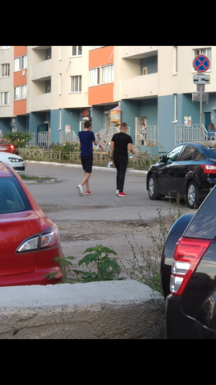 Когда кроссовки друга пахнут, как свои.