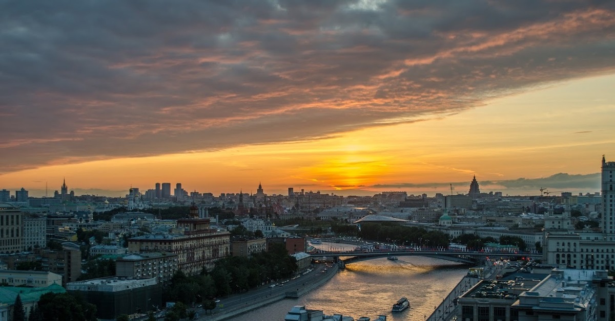 Над столицей. Москва панорама закат. Театральная площадь Москва на закате. Большой театр в Москва на закате. Закат в Москве без авторских прав.