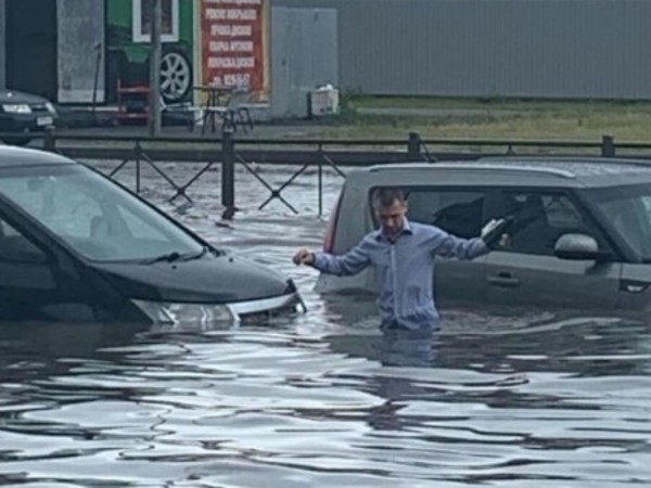 На Парашютной улице Петербурга серьезный потоп, люди по пояс в воде - Моё, Потоп, Санкт-Петербург, Дождь