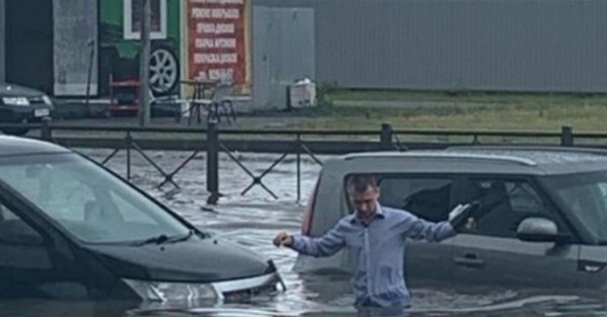 Залил улицу водой. Потоп в Санкт-Петербурге 2021. Потоп на Парашютной улице. Потоп на Долгоозерной. Ливневый потоп в Санкт-Петербурге.