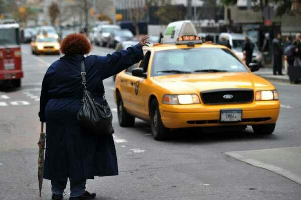 A taxi passenger stole a taxi car because she did not want to wait for the taxi driver. - Taxi, Пассажиры, Car theft, news, Impatience