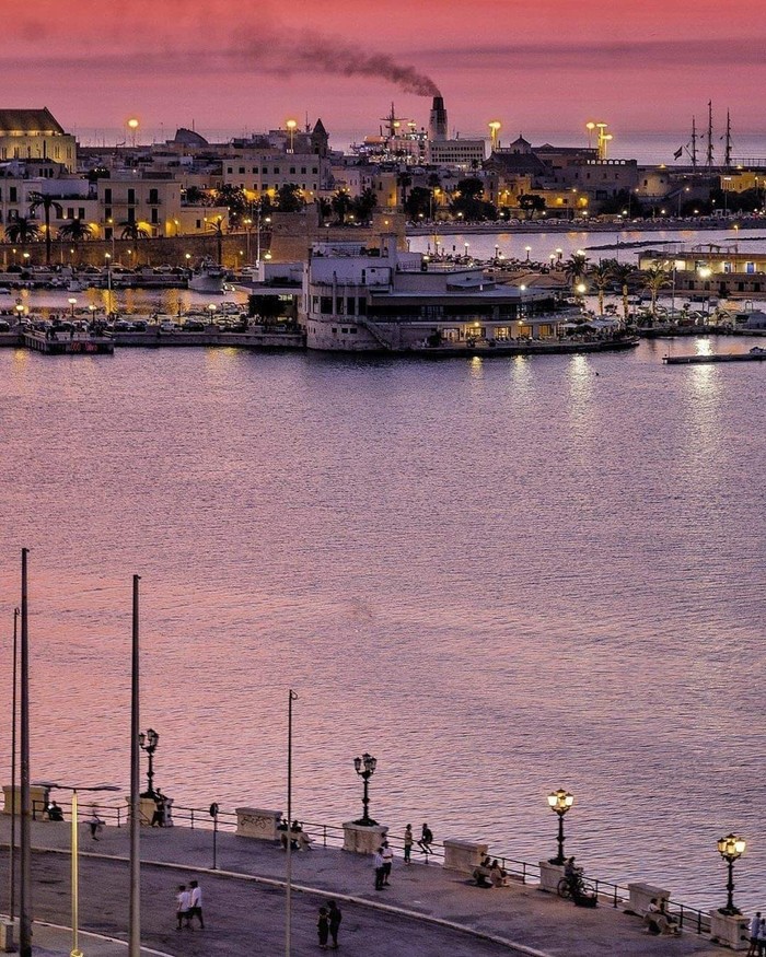 Вечерний Бари