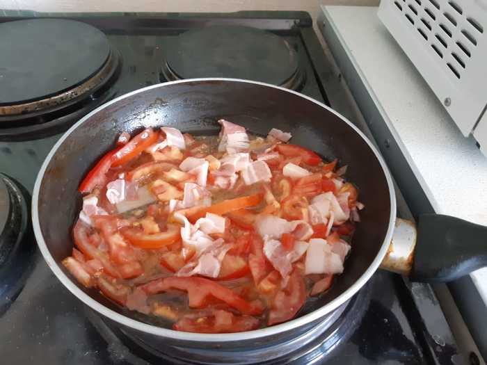 Scrambled eggs or a great bachelor's Saturday breakfast - My, Recipe, Breakfast, Eggs, Tomatoes, Bacon, Longpost, 