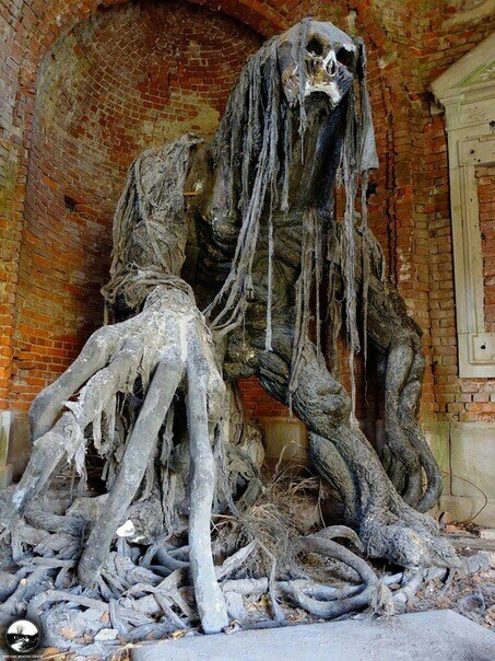 Creepy demon statue at an abandoned mausoleum in Poland - Poland, The statue, Demon, Horror, The photo, Sculpture