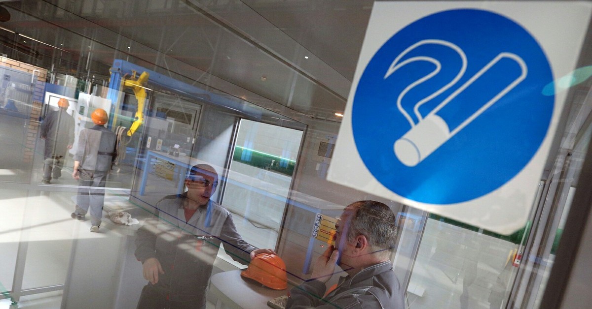 Внуково курилки в зоне. Курилка в аэропорту. Курительные комнаты в аэропортах. Место для курения в аэропорту. Зона курения в аэропорту.