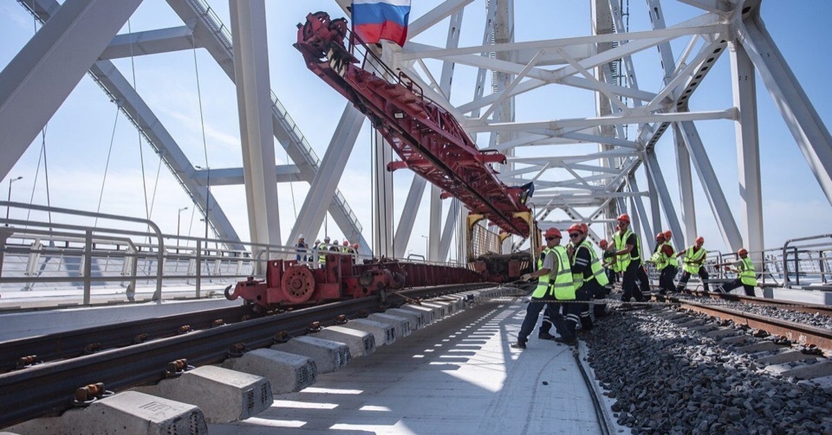 Мост последние новости сегодня. ЖД мост через Керченский пролив. Крымский мост железная дорога. Железная дорога на Крымском мосту. Крымский мост РЖД.