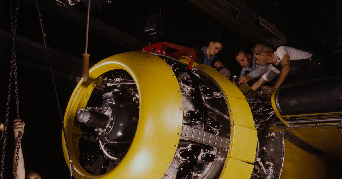 Установка двигателя на бомбардировщик | Пикабу