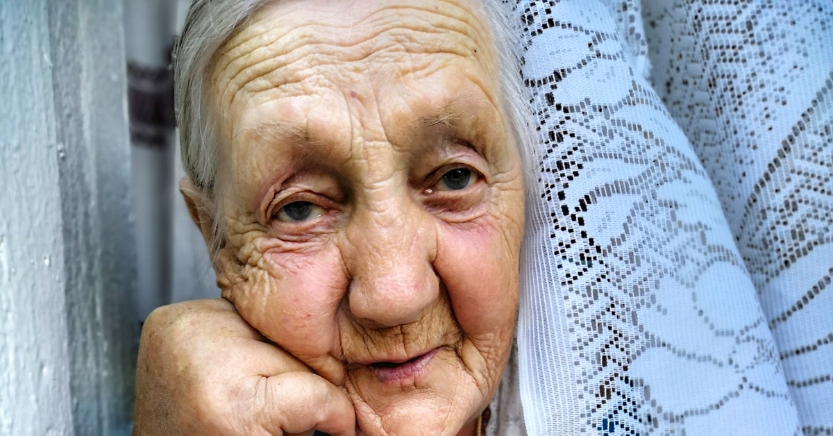 Можно бабушек включить. Старая бабушка. Бабушка картинка. Старая деревенская бабка. Бабушка с красивыми глазами.