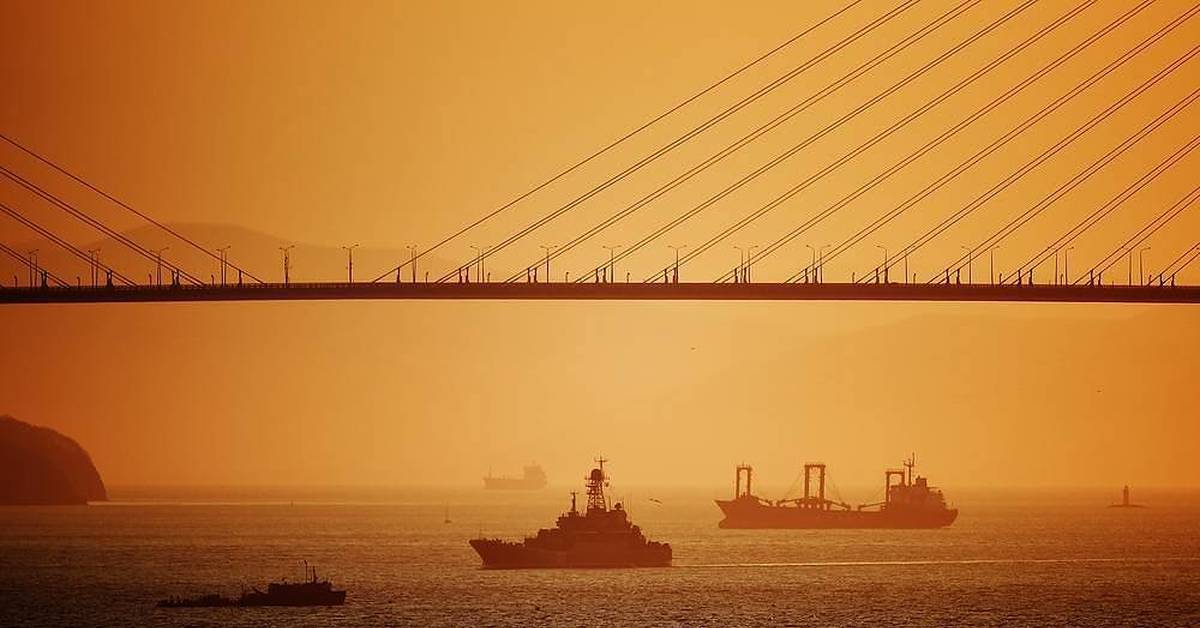 Рассвет во владивостоке. Пролив Босфор Восточный. Золотой мост Владивосток закат. Пролив Босфор закат. Владивосток рассвет.