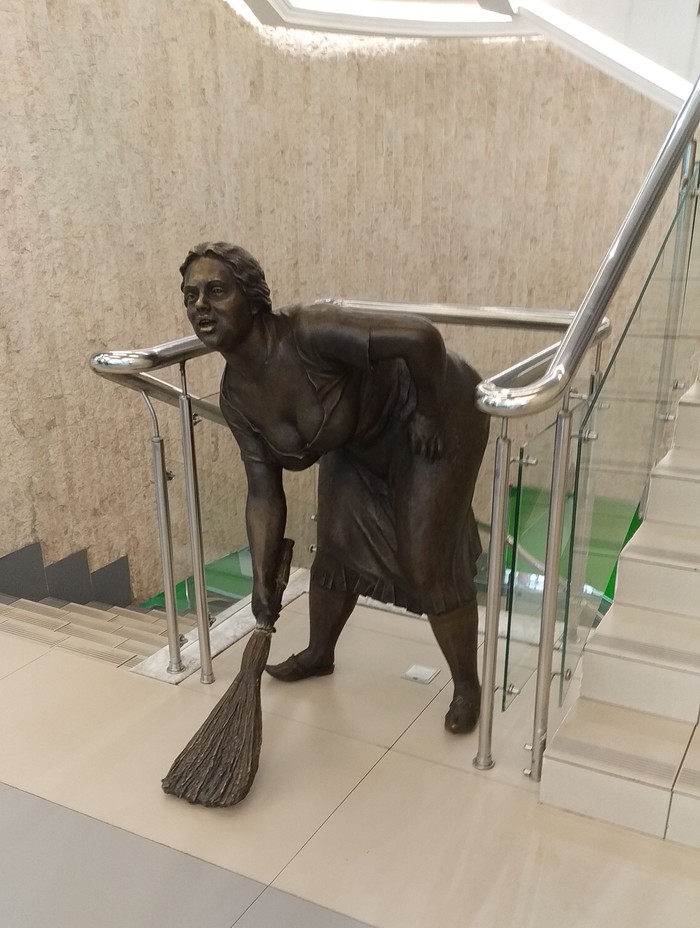 To the glory of cleaning managers! - The statue, Shopping center, Moscow, Longpost, Abrasion, Sculpture, Shopping center
